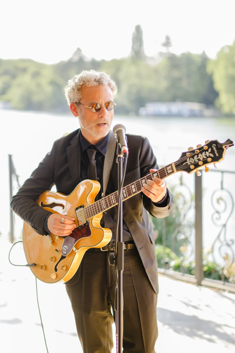 Chanteurs live : chanteur guitariste en plein air