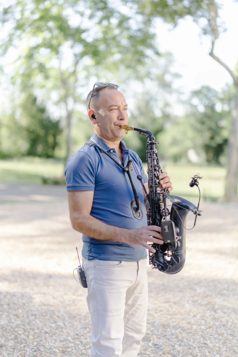 Musiciens live : saxophoniste en plein air