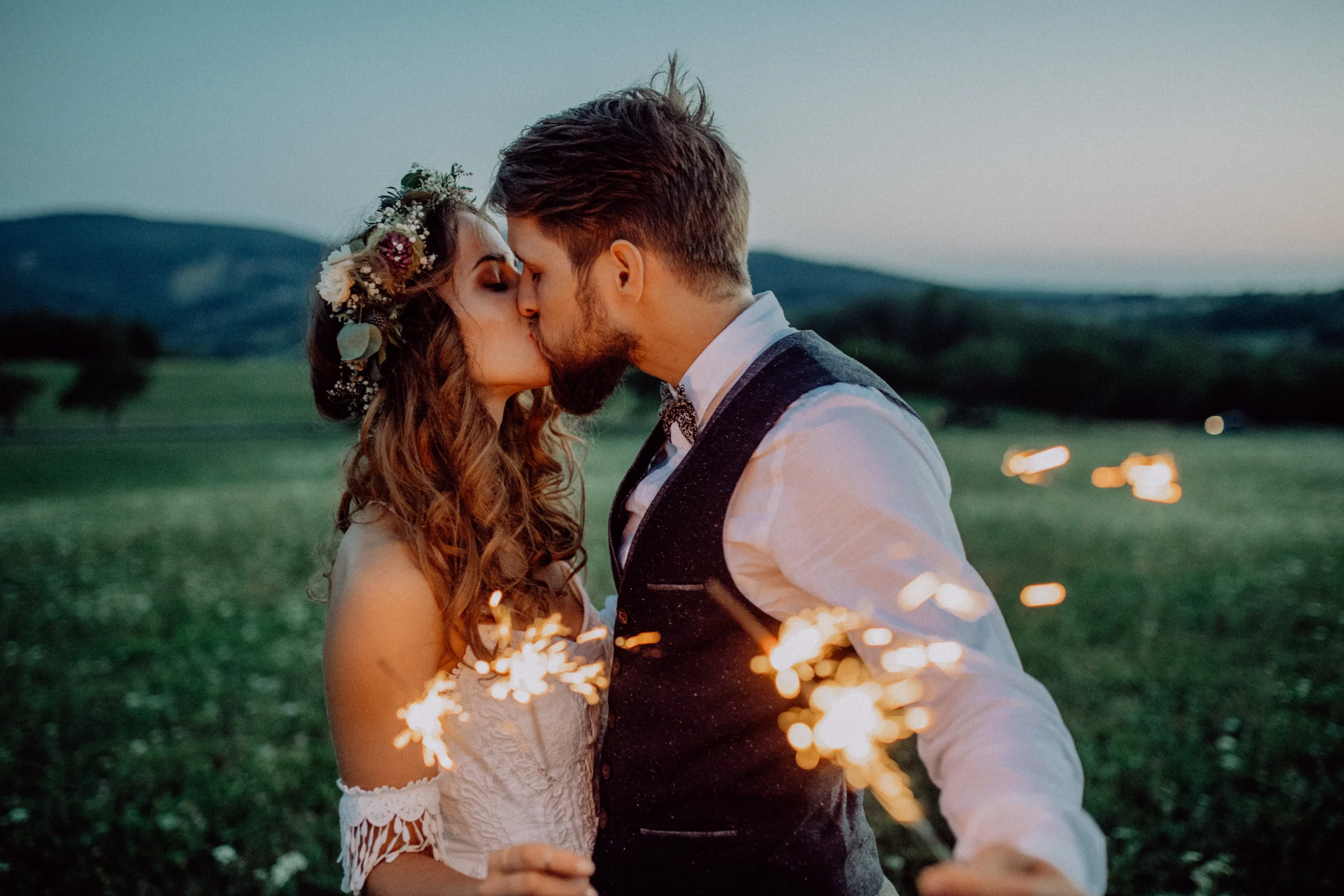 Couple de mariés s'embrassant avec des cierges magiques - Officiant de Cérémonie Ile de France - Wedding Planner