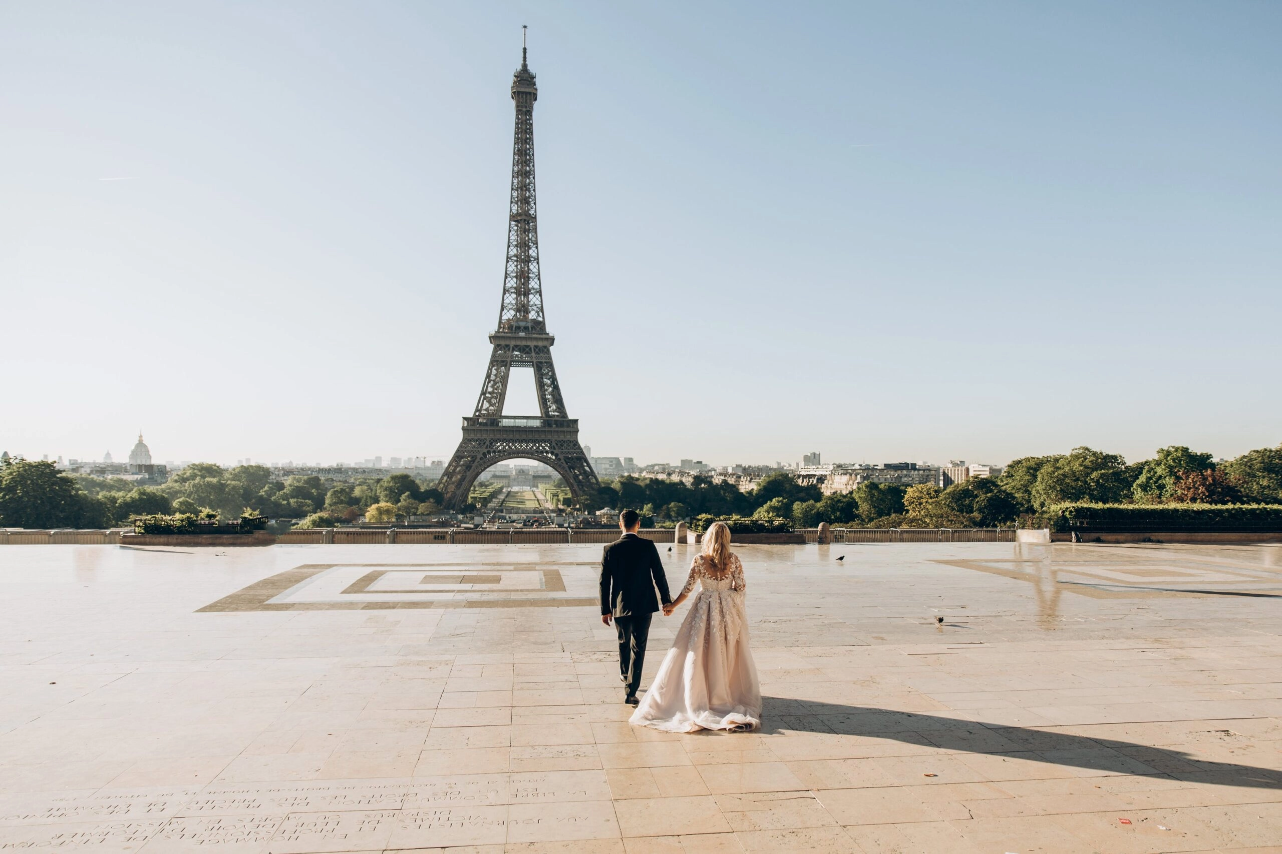 jeune couple de marié se promenant devant la tour effeil - officiant de cérémonie Wedding planner Ile de france