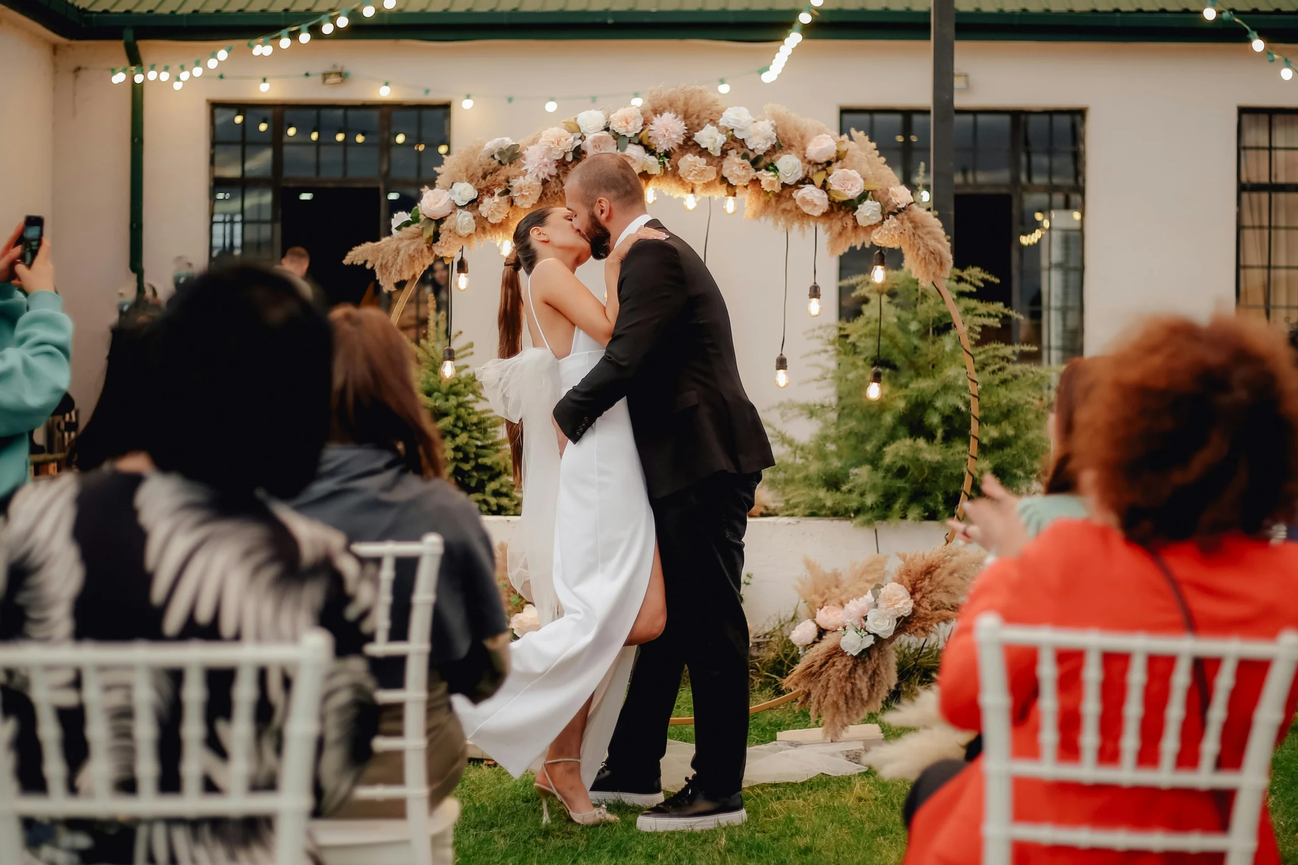 couple s'embrassant pendant leur célébration de mariage pour cloturer les voeux. - Wedding Planner - Ile de france