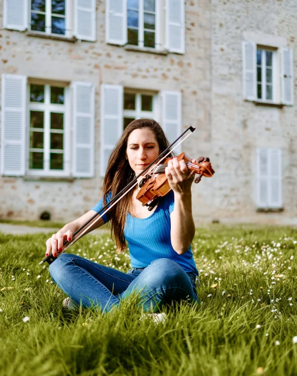 Mélanie, notre officiante et organisatrice de mariages, jouant du violon en plein air en Île-de-France - Officiant de Cérémonie Ile de France - Wedding Planner